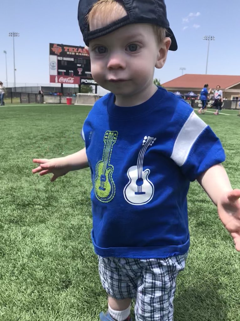 LaurenMatter's tweet photo. Sometimes you just need to put your baseball hat on backwards and rock the guitar shirt! #HowsHowie https://t.co/az72vN5don