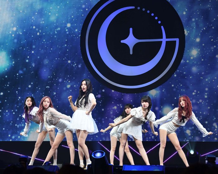 UnnieMagazine's tweet photo. @GFRDofficial presentó ayer su 6to Mini Álbum 'Time For The Moon' en un showcase en Seúl.
¿Ya viste su nuevo MV?

https://t.co/07PkLPJ3wO

#GFRIENDComeback #GFriend #TimeForTheMoon https://t.co/IqhTlvblpy