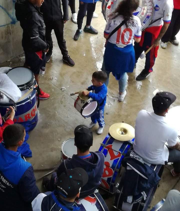 Tremenda foto del niño barra en Nacional. ¡Di Zeo empeza a correr!
