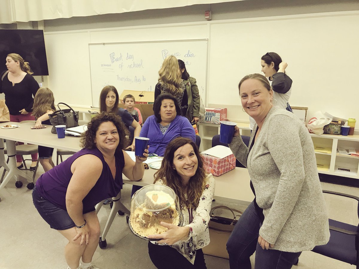 MargaMarshall's tweet image. Celebrating #PrincipalsDay2018 with my fav group of parents 💖. Thanks for the cake and juice #HOLAPFC #sohonored #bestparentsever #WeAreHolbrook