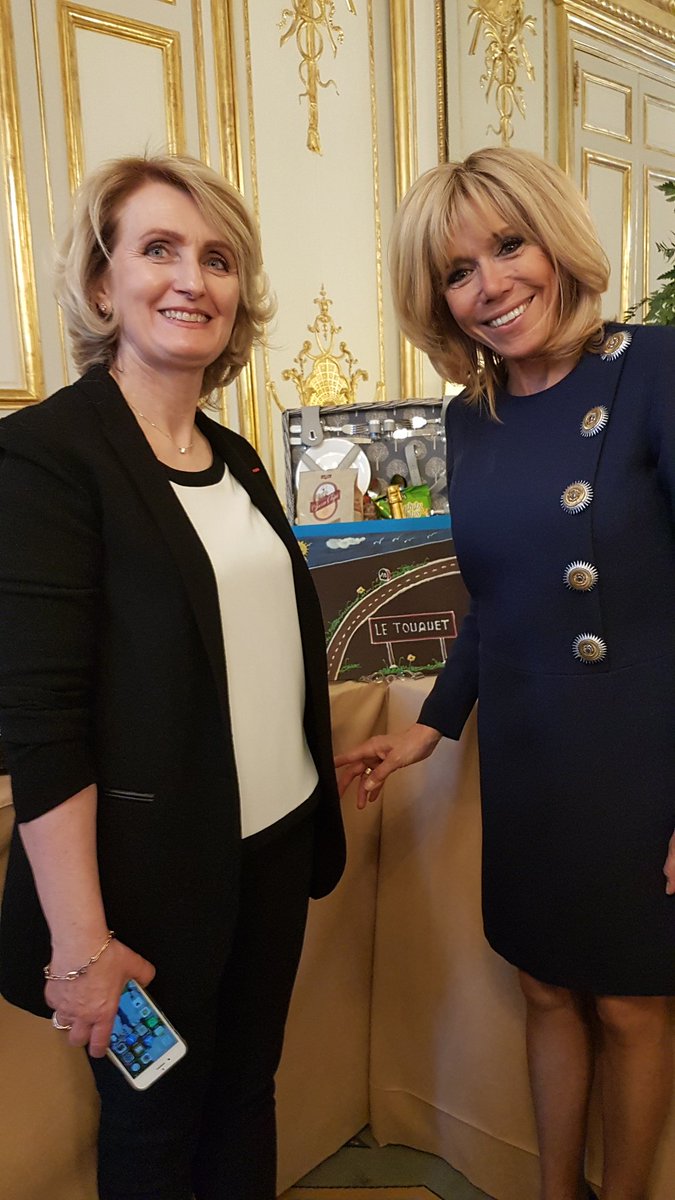 UPSGrungis's tweet photo. Remise du muguet à l'Elysée et à la mairie de Paris par les représentants de l'#UPSG https://t.co/DhmqKCWSN5