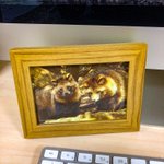気分は人間社会に溶け込む狸!？会社のデスクに狸の写真を置いた結果…!