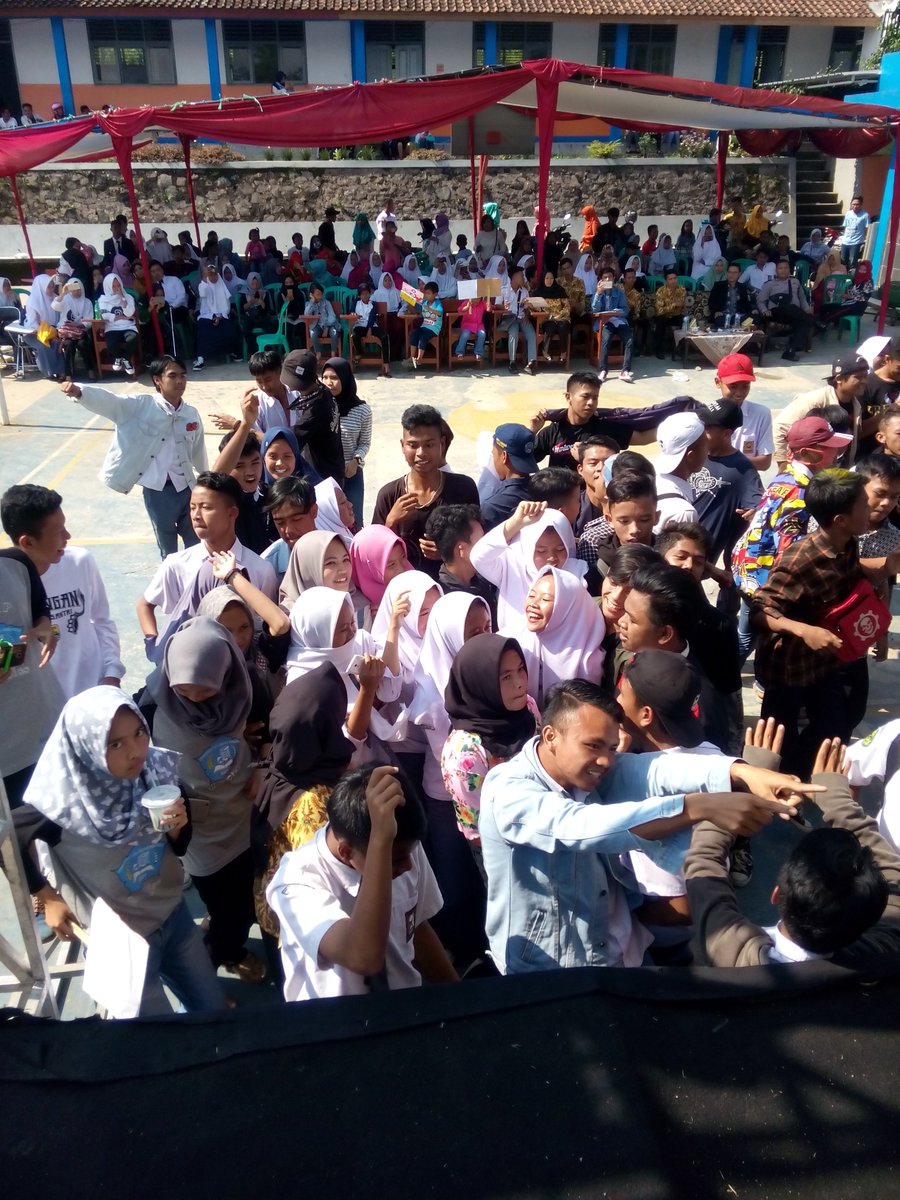 Kalian Luar biasaa..  at SMK MULYA BHAKTI MANDIRI.. 

#kamimasihada