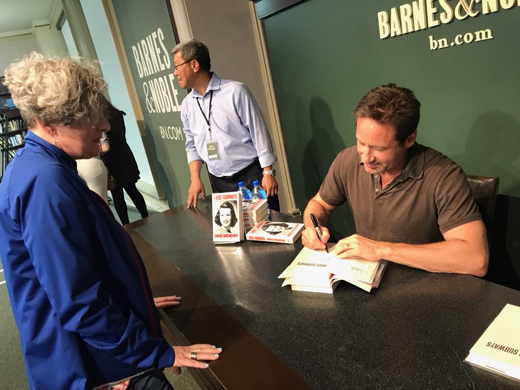 2018/05/01 - David at Barnes and Noble Union Square for Miss Subways DcKdHfwVQAAeTZq