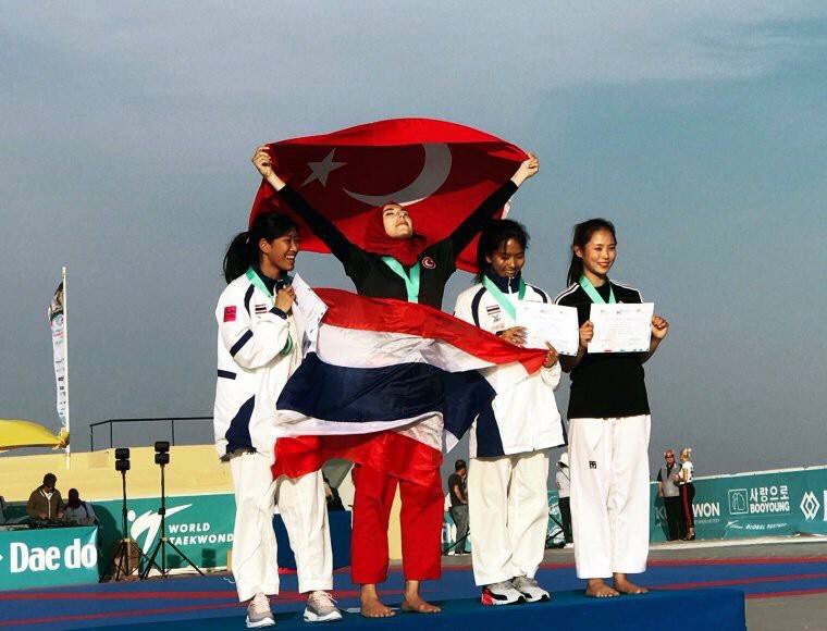 TKDAhmetDilek's tweet photo. Yunanistan'da düzenlenen 2. Dünya Plaj Poomsae Şampiyonası'nda Dünya Şampiyonu olan Milli Sporcumuz Kübra Dağlı kardeşimi tebrik ediyorum. #tkdfed https://t.co/LnaREYl8pz