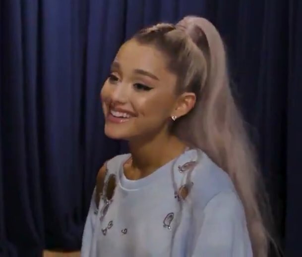 v_fdsa's tweet photo. @ArianaTodayNet @ArianaGrande @BBMAs yeaaaaa https://t.co/2M3J1UWt0J