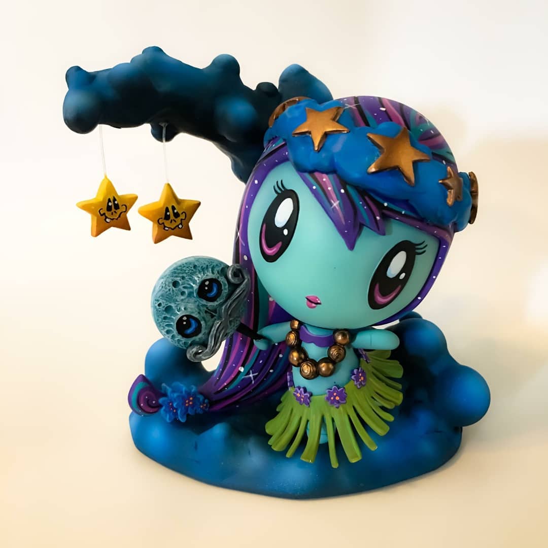 _Lolligag_'s tweet photo. Aloha! Lolligag by Malowrx, available to view, along with 35 other custom Lolligag art toys at @piqgifts in Grand Central Terminal in NYC now through May 14, 2018! #nighttime #kawaii #lolligag #aloha #hawaii #hula #hulagirl #NYC https://t.co/RTa4vGQGeV