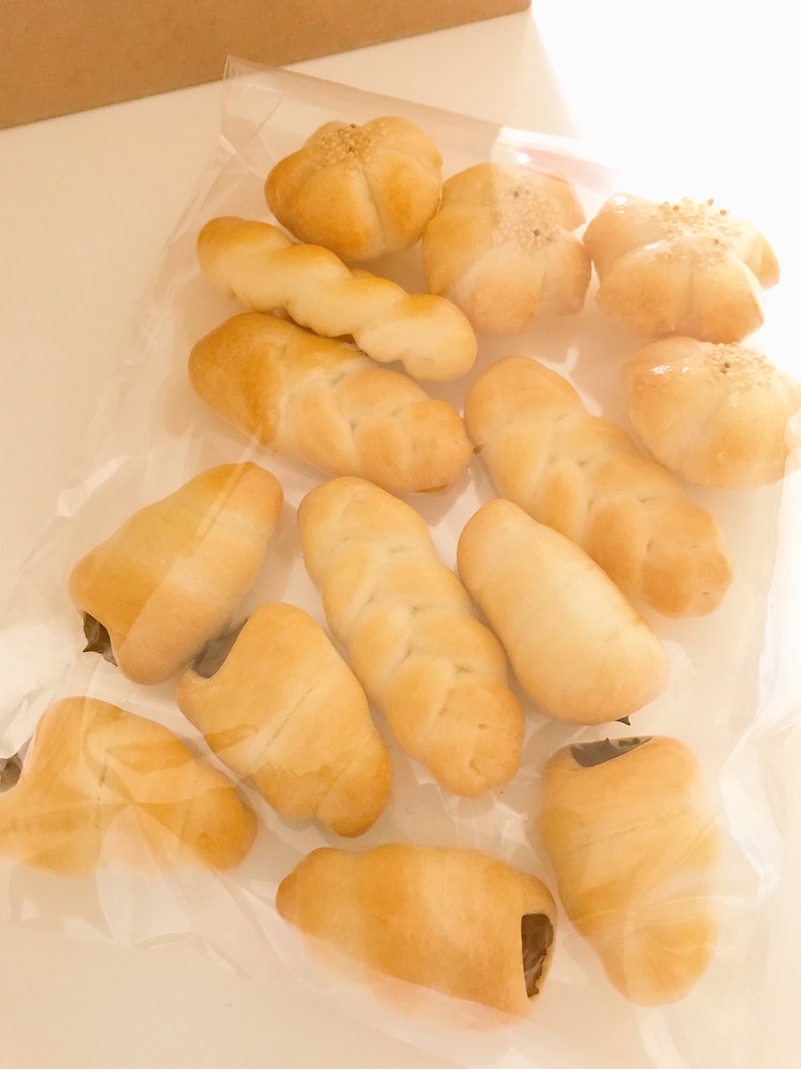 Karison31's tweet photo. Three Buttonsちゃん(@3buttons1704 )に、コラボ用のちびパンをお届け🥖💕
写真だけ見ると、宅配のパン屋みたいだ(笑)😁
#デザフェス #5月13日 #さーやとちいさなパン屋さん #コラボグッズ #作成中 https://t.co/bvzOK30TbH