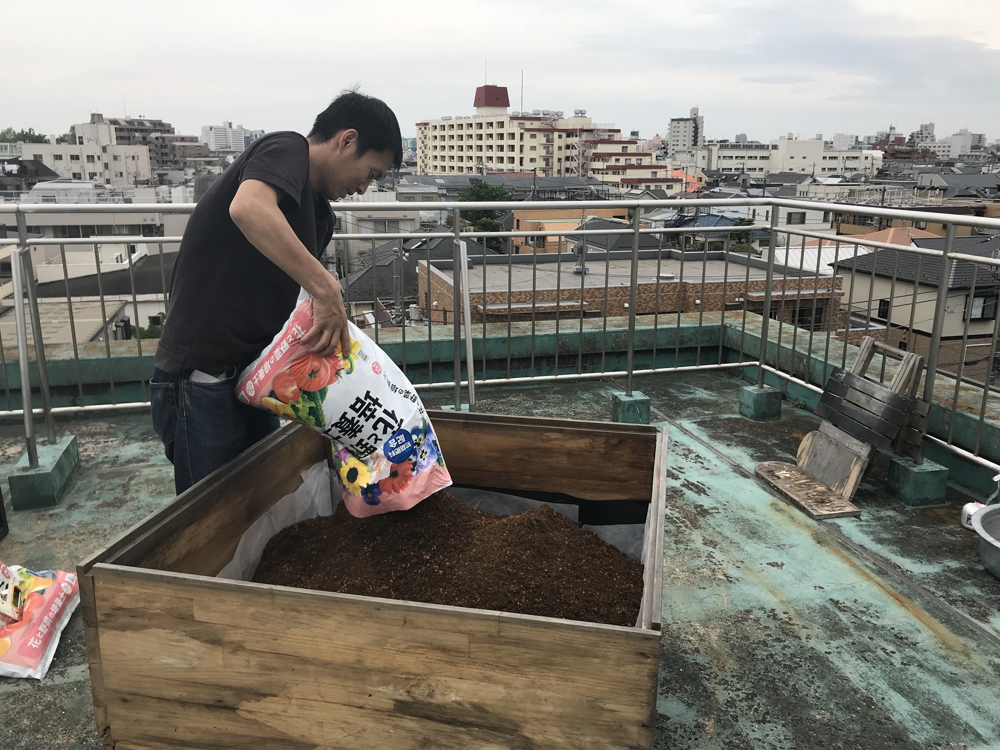 Tasko Inc 本日のtasko 手作りプランターで屋上菜園計画 社長の土入れが完了し あとは植えるだけ 屋上にオプションつきました T Co 5grlxgyqa5 Twitter