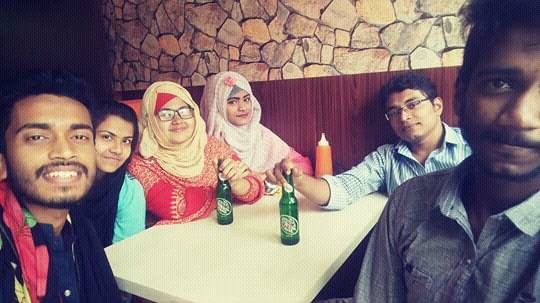 sharminmunny's tweet photo. #Suddenly_we_meet_all..😁😁
#Khanapina_adda_vlobasa😍😍
#Enjoy_with_friends 😊😊😊 https://t.co/1fJNoT8A6b