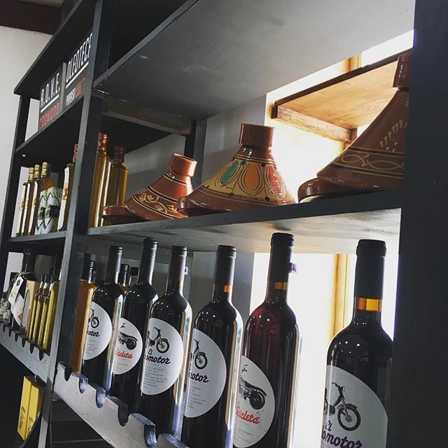 Visítanos y disfruta de los mejores vinos de Granada, productos de la zona traídos y seleccionados especialmente para ti. #tajines #Wine #welovegrx #ParaísoGourmet #tabernaatípica ift.tt/2rkOGT1