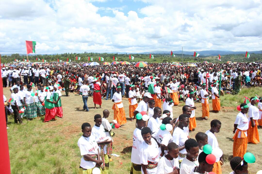 CnddFdd's tweet photo. Déterminés à faire gagner le OUI lors du Référendum constitutionnel du 17/5/2018, tous les Bagumyabanga du #Burundi se sont donnés rendez-vous à Bugendana, province @Gitega pour le coup d'envoi de leur campagne électorale. Début des activités par un moment de prière. #ToraEgo https://t.co/0z27KIApO9