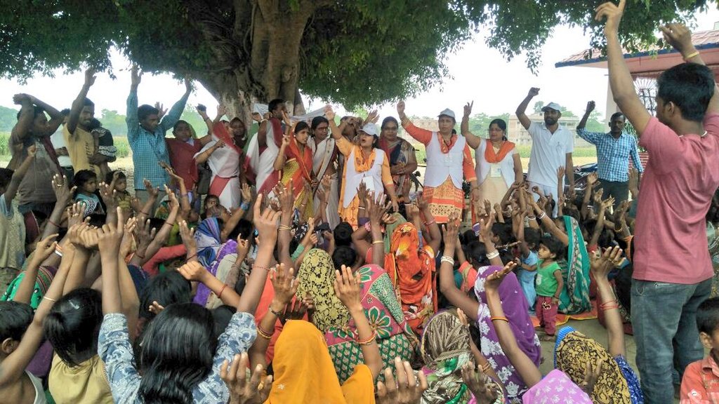 Baghpat's swachagrahi Babita Nain took a pledge with mukhiya ji and other people of Maji Bujer gram panchayat of Muzaffarpur in Bihar to not defecate in open. Great work by her in Bihar 👏

#ZSBP #SwachhBharat #ZSBPUP #satyagrahaseswachhagraha #swachhagrahis <a href="/LSBA_Bihar/">Lohiya Swachh Bihar Abhiyan</a>