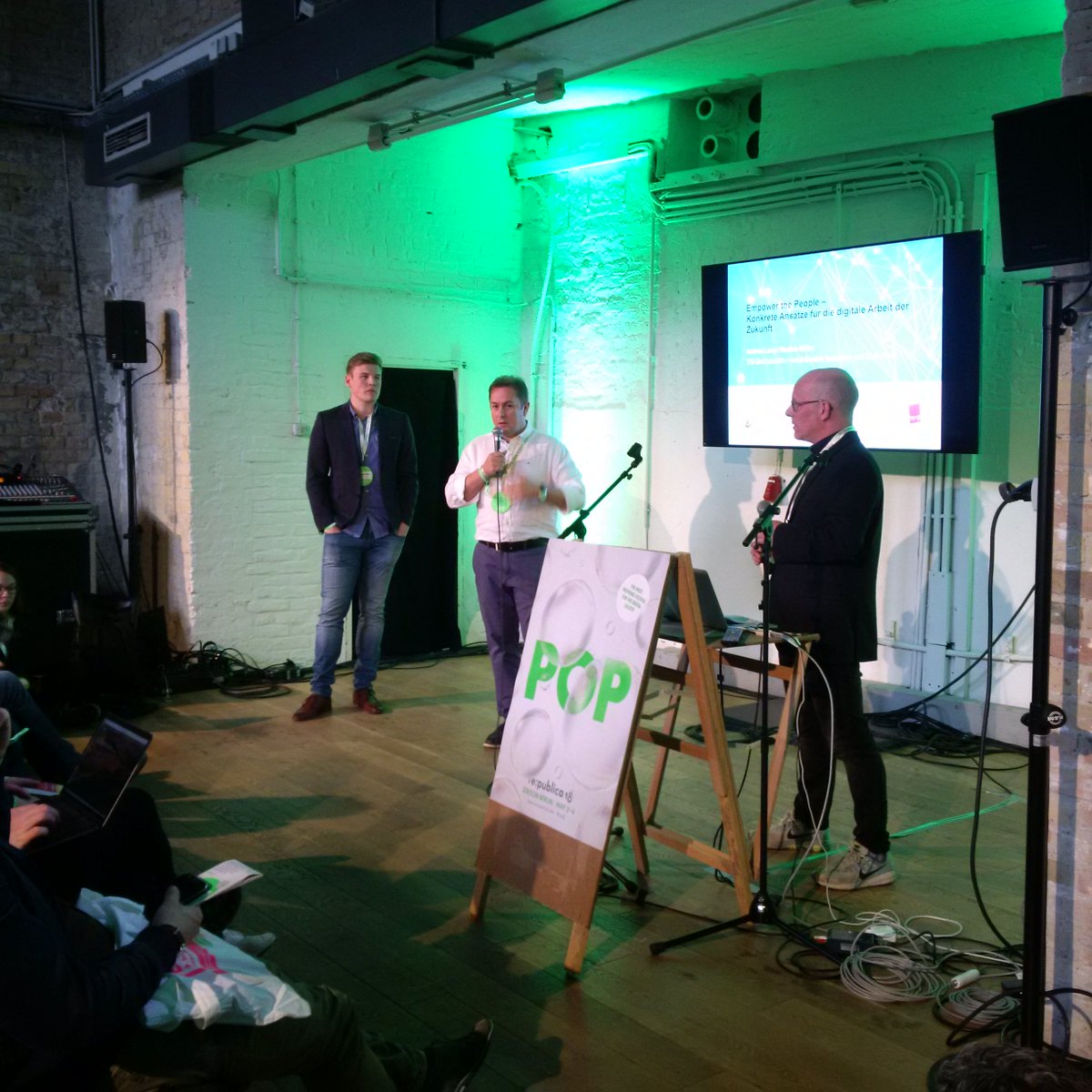 A_und_I's tweet photo. Wir haben eine volle Hütte! A+I bei der @republica  #arbeitundinnovation #arbeitenviernull #rp18 https://t.co/H30kLitDZY
