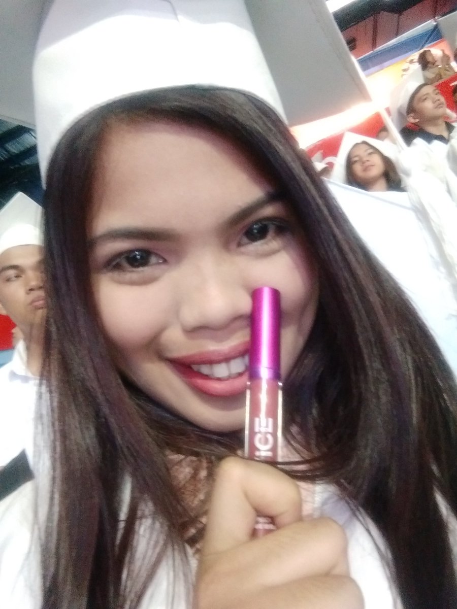 roxannnneee's tweet photo. Perfect lipstick for graduation ๐
Using @vicecosmeticsph in the shade #Ravaaan inspired by you memeh @vicegandako ๐๐๐ https://t.co/PZ7hZeLKLl