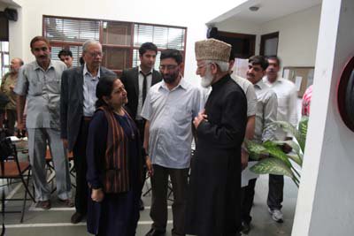 zoo_bear's tweet photo. @madhukishwar @republic Ma'am, Here is One more pic of @divyaspandana with Liquor Barron Vijay Mallya. https://t.co/DDzsUBhUws