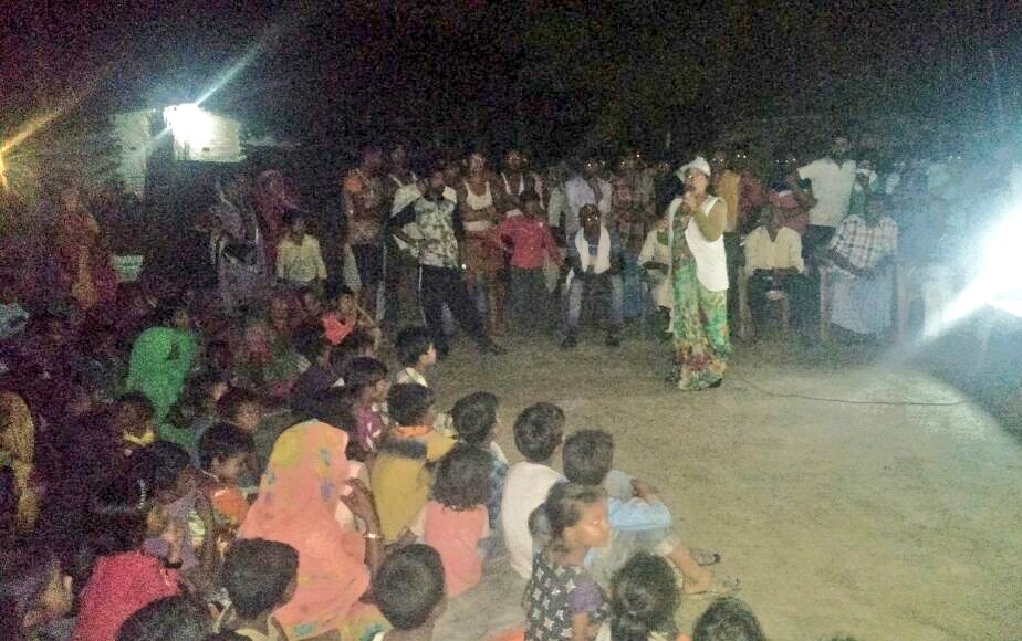 Ratri chaupal organised by swachagrahis from Baghpat, UP in Muzaffarpur, Bihar. People participated eagerly to discuss about safe sanitation.

#ZSBP #SwachhBharat #ZSBPUP #satyagrahaseswachhagraha #swachhagrahis <a href="/LSBA_Bihar/">Lohiya Swachh Bihar Abhiyan</a> <a href="/shanmuzaffarpur/">Shan Muzaffurpur</a>