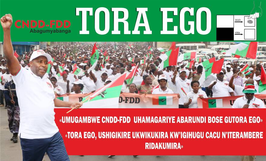 Ikiriho's tweet photo. #Burundi Le parti au pouvoir @CnddFdd a commencé sa campagne électorale du #Refendum2018 ce mercredi 02/5/218 vers 11h30 en zone #Bitare commune #Bugendana, dans @Gitega par une prière collective. Présence du Président @pnkurunziza aux côtés du SG @e_ndayishimiye https://t.co/vEdBFGp2WE