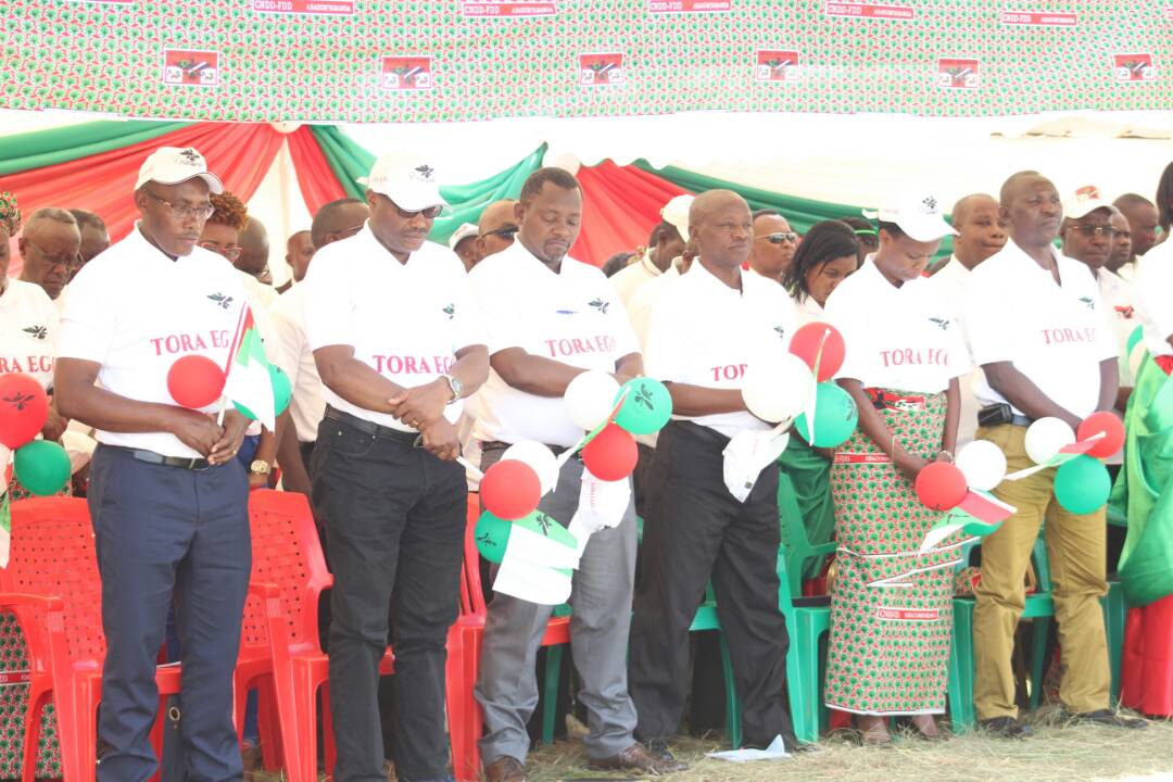 Ikiriho's tweet photo. #Burundi Le parti au pouvoir @CnddFdd a commencé sa campagne électorale du #Refendum2018 ce mercredi 02/5/218 vers 11h30 en zone #Bitare commune #Bugendana, dans @Gitega par une prière collective. Présence du Président @pnkurunziza aux côtés du SG @e_ndayishimiye https://t.co/vEdBFGp2WE
