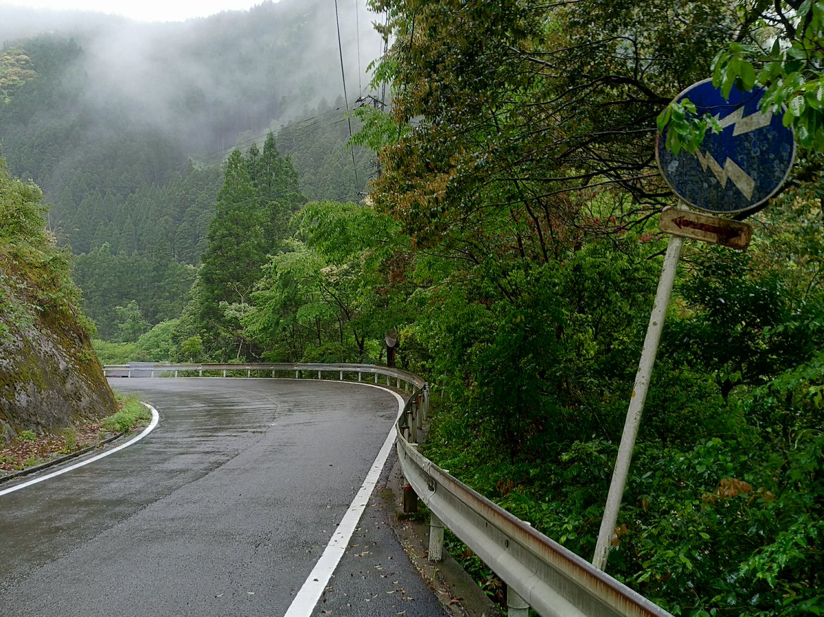 kumacon's tweet photo. R265
静かな山中をひたすら行く…
『警笛鳴らせ』が沢山！
補助標識もあり殆どのカーブが対象。

今まで鳴らした総回数以上に、今日は警笛を鳴らしたと思います😅

#R265 https://t.co/iDsEPsl1TL