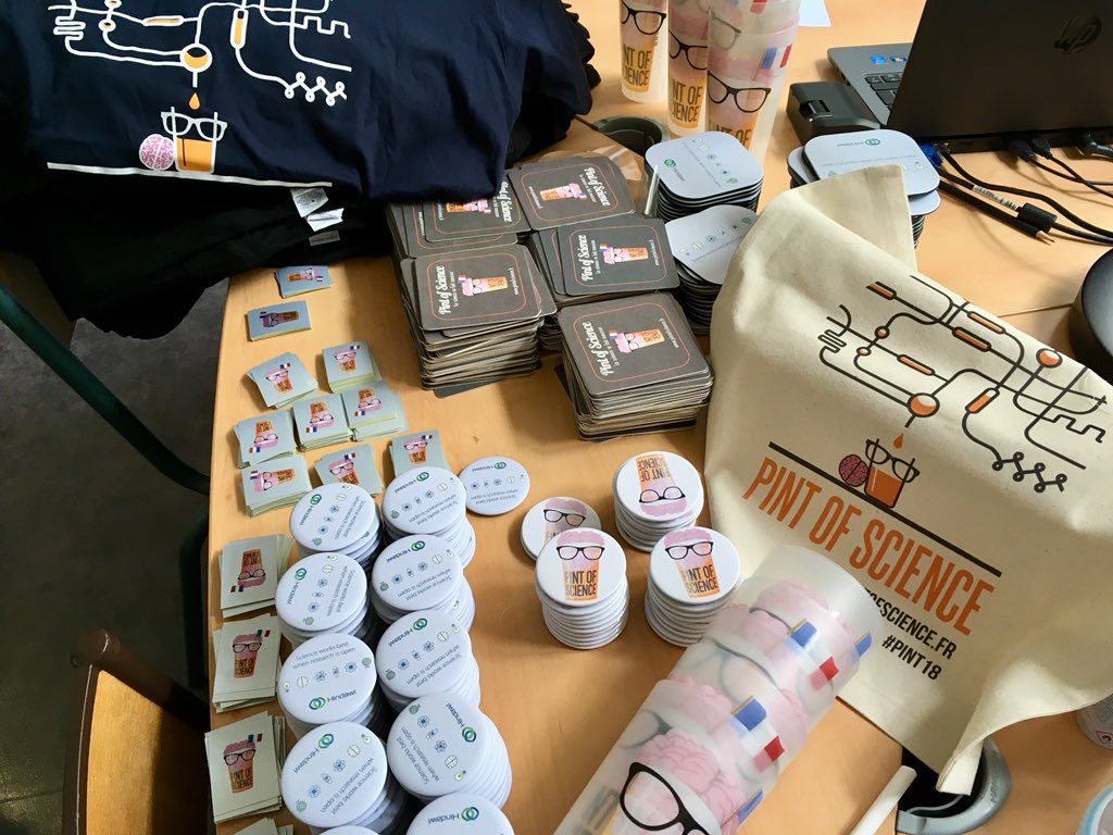 CultureSci's tweet photo. Les goodies #pint18 sont arrivés ! Merci @EloCha19 🙃 Il reste des places pour Saint-Dié https://t.co/P10IlL6Wk3 pour réserver cc @IUTStDie 💪🏼🧠🍻 https://t.co/RU2Von7NXv