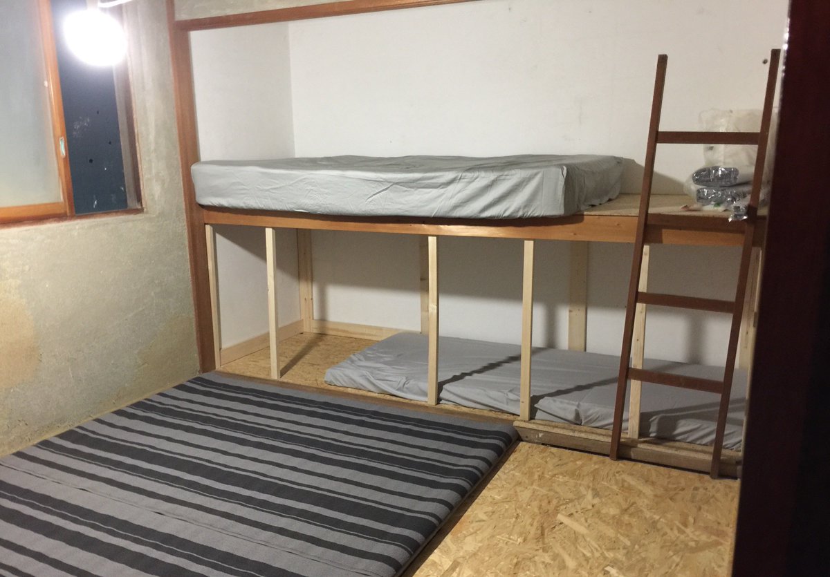 布施英利 廃墟と化していた自宅の一室を 空いている時間をみつけては気分転換にリフォーム作業してきた 押し入れを補強して 二段 ベッド に改修し ゲストルーム仕様の部屋が出来あがった 布施英利 廃墟と化していた自宅の一室を 空いている時間をみつけては気分転換にリフォーム作業してきた 押し入れを補強して 二段 ベッド に改修し ゲストルーム仕様の部屋が出来あがった