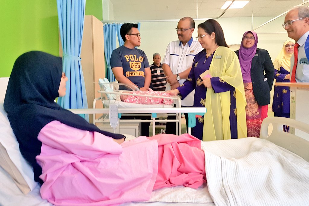 DrAliHamsa's tweet photo. Sempat melawat Hospital Sultanah Nur Zahirah, Kuala @terengganu bertemu rakyat &amp; pihak pentadbiran hospital sebentar td. 

Semoga terus menunaikan tanggungjawab yg diamanahkan dgn ikhlas &amp; berdedikasi.

Syabas warga HSNZ! 

#MerakyatkanPerkhidmatanAwam
@KKMPutrajaya 
#Health4All https://t.co/RBpiqnNTrd