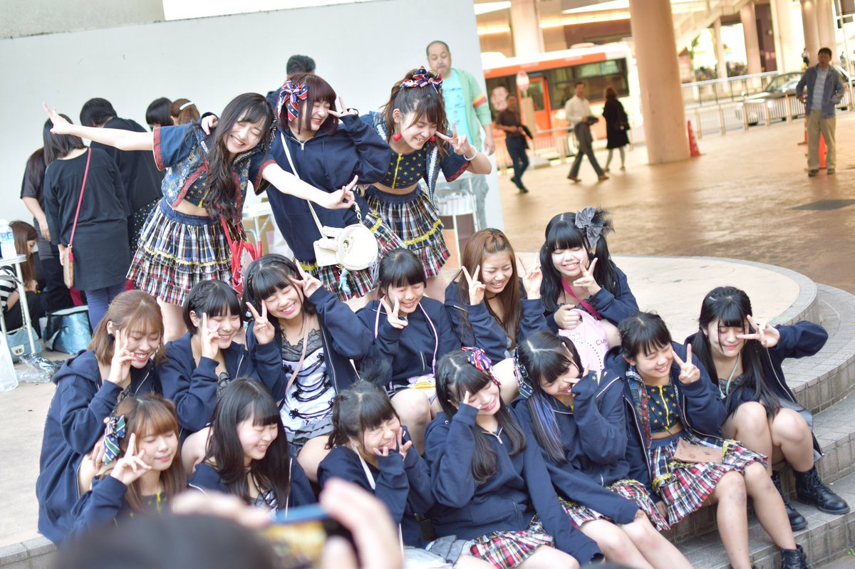 しゃちょ 18 04 28 定期ライブ13 Star T 後列3人の自由さが良いよね これで顔を隠しだしたらどっかのjkの 集合写真みたいになるっていう 笑 Star2t