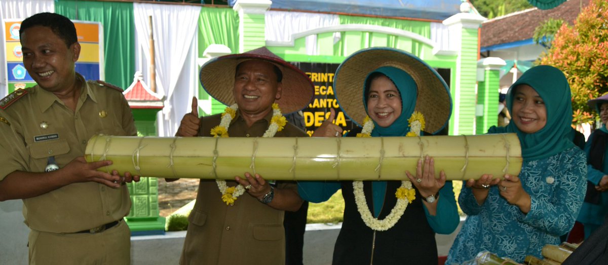 Katmuji3's tweet photo. Dari  Desa membangun Indonesia. Tempe raksasa hasil inovasi warga Pagutan kecamatan Arjosari. Tak ada yang tak mungkin untuk dilakukan. @agus_misni @amrudinnejad1 @Katmuji1 @kpw4jatim @P3MDPacitan @MualiminMaldini @Wibowowilujeng @surya_sejati @jokowi @EkoSandjojo https://t.co/FhEqSEO3Sb