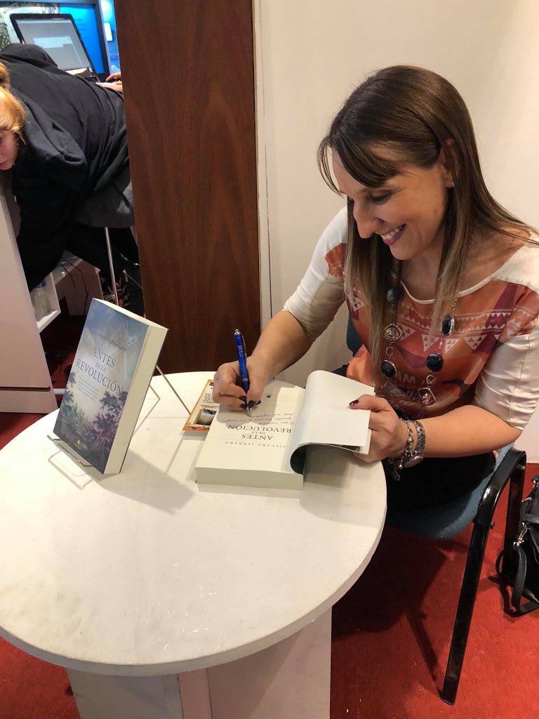 paokar72's tweet photo. Firma de una gran escritora @silserrano73 en @ferialibro @vestaleseditora https://t.co/B3W775RAhh