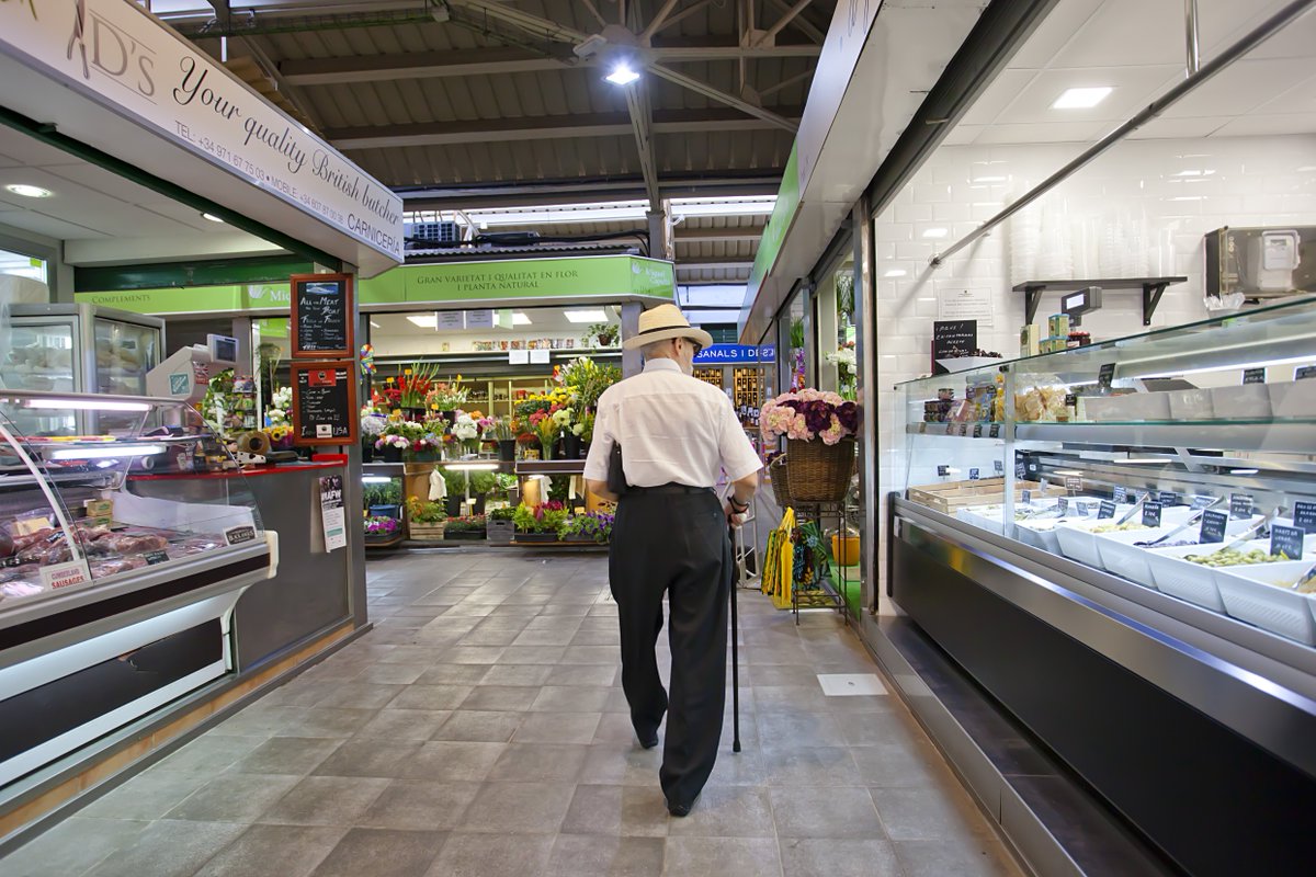 Cada día pasan centenares de personas por nuestros pasillos, todas con una historia, unas vivencias y algo que contar… nos encantan las gentes de nuestro #mercado, y que año tras año sigan confiando en nosotros para hacer sus compras. ¡Gracias!