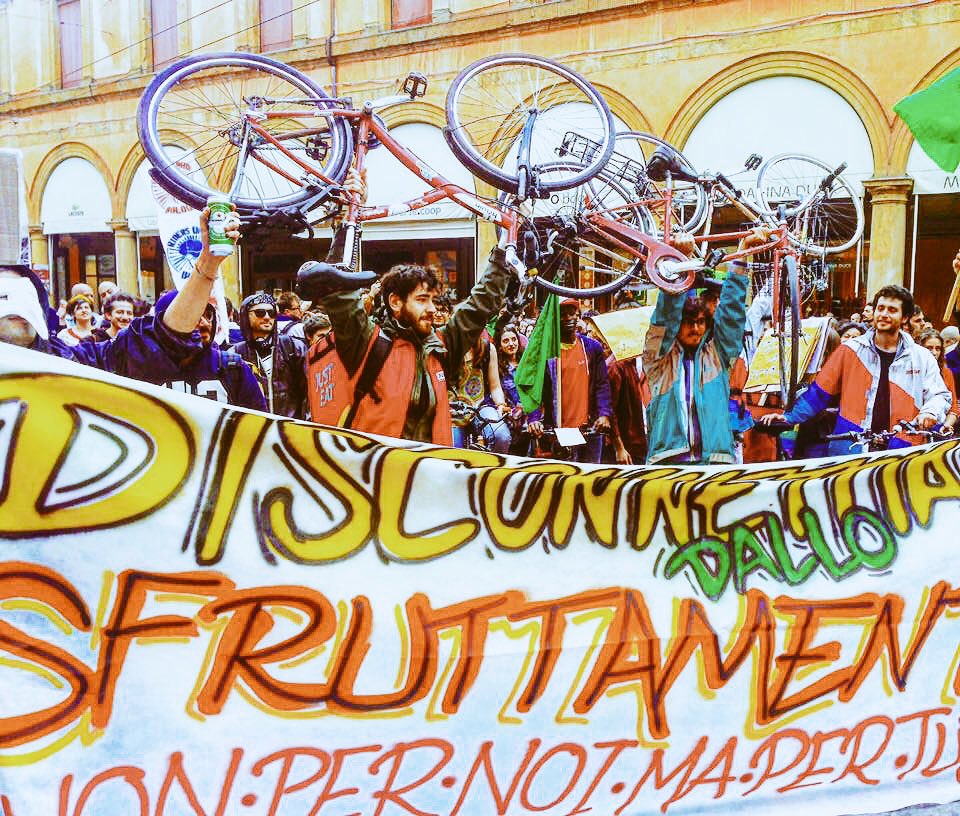 LabPazProject's tweet photo. May Day Parade #RidersPride ieri in centinaia a #Bologna a supporto di #RidersUnion contro un lavoro privo diritti e tutele, per rompere il paradigma lavorista, per un reddito di base. Per liberarci dai ricatti! #logout #mayday https://t.co/A0wGP530hM