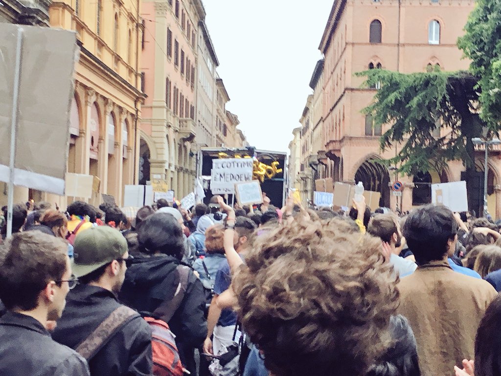 LabPazProject's tweet photo. May Day Parade #RidersPride ieri in centinaia a #Bologna a supporto di #RidersUnion contro un lavoro privo diritti e tutele, per rompere il paradigma lavorista, per un reddito di base. Per liberarci dai ricatti! #logout #mayday https://t.co/A0wGP530hM
