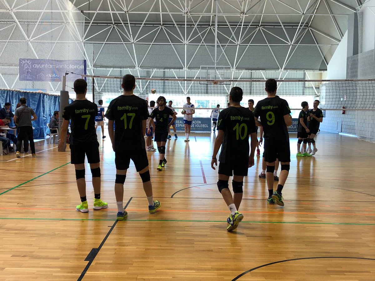 cvxativa's tweet photo. Es la hora de que los juveniles del @cvxativa se estrenen en el #CEJM2018. Todo a punto para poner en práctica todo lo aprendido y entrenado contra el Hellin. #aperells #familyCASH #GEANCAR #orgullsetabensejuvenil https://t.co/N0FiJZXnNr