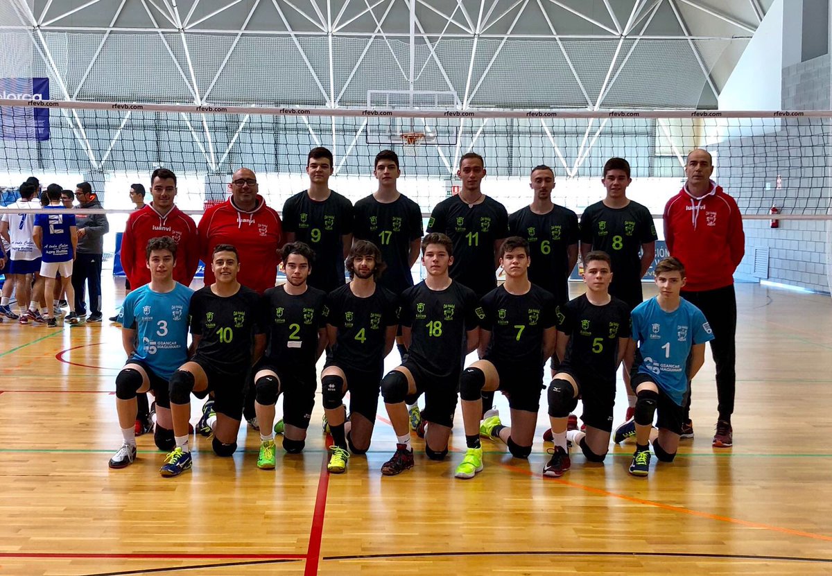 cvxativa's tweet photo. Es la hora de que los juveniles del @cvxativa se estrenen en el #CEJM2018. Todo a punto para poner en práctica todo lo aprendido y entrenado contra el Hellin. #aperells #familyCASH #GEANCAR #orgullsetabensejuvenil https://t.co/N0FiJZXnNr