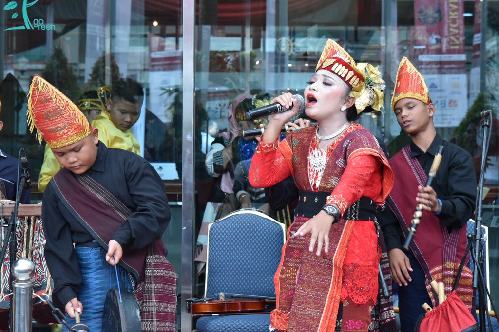 theINACRAFT's tweet photo. (2) Penampilan seni & budaya dari Sumatera Utara #KeseruanINACRAFT2018.
#INACRAFT2018 #INACRAFT20th #LoftinessOfNorthSumatera https://t.co/yuqmRPrfTy