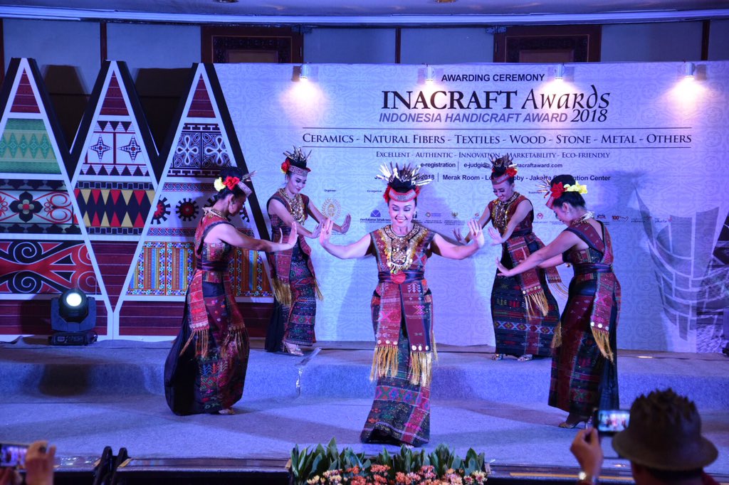 theINACRAFT's tweet photo. (2) Penampilan seni & budaya dari Sumatera Utara #KeseruanINACRAFT2018.
#INACRAFT2018 #INACRAFT20th #LoftinessOfNorthSumatera https://t.co/yuqmRPrfTy