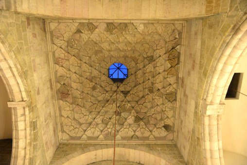 Erzurum Ulu Camii Diğer adıyla 'Atabey' camii 1179 yılında Saltukoğullarından Nasirüddin Muhammed tarafından, Mimar Ebu-l Feth Mehmed' e yaptırılmıştır.En önemli bölümü Mihrab önündeki Ahşap kırlangıç Kubbesidir.
#sanattarihi
#Anadolubeylikleri
#Mimari
@Tarihinzinde1