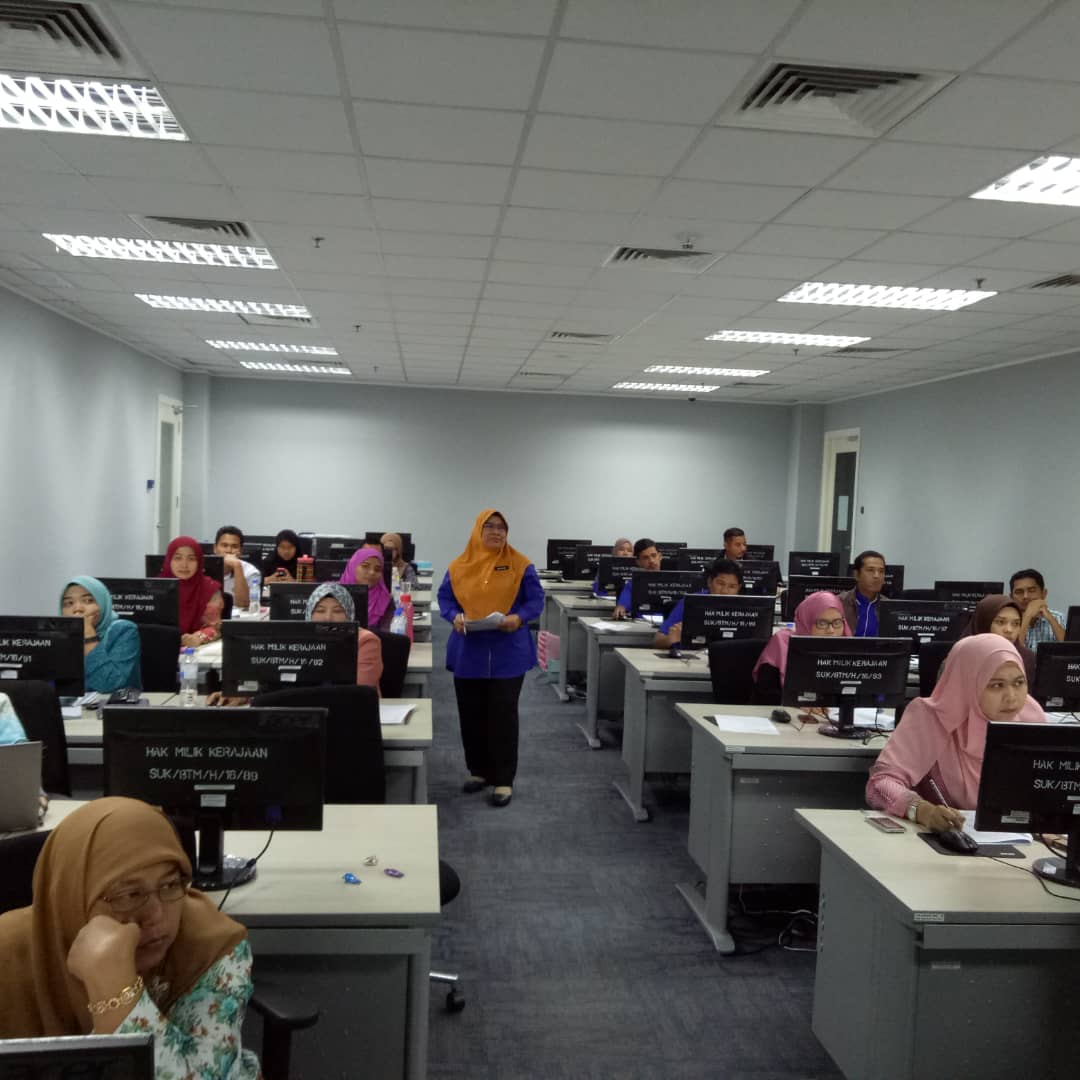 Kursus Perancangan &amp; Penjadualan Projek
Menggunakan "Microsoft Project"
Modul 2
<a href="/RoslanMdTaha/">Roslan Md Taha</a> 
<a href="/IrWanMHilmi/">Ir Wan M Hilmi</a> 
<a href="/JKRMalaysia/">JKR Malaysia</a> 
<a href="/jkr_kedah/">JKR Negeri Kedah</a>
