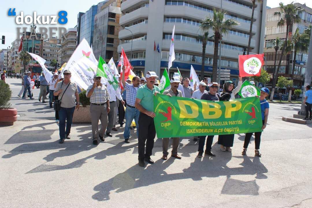 dokuz8haber's tweet photo. #1M18 👷🏾♀️ | İşçiler ve Emekçiler İskenderun'da 1 Mayıs'ı kutladı. İşçi sınıfının, emekçilerin birlik mücadele ve dayanışma günü 1 Mayıs'ın kutlandığı açıklamada "Gelecek emekçilerin, gelecek namuslu insanların, gelecek barış isteyenlerin" denildi.
#dokuz8/Medine Yayman https://t.co/JjNsiVUAbW