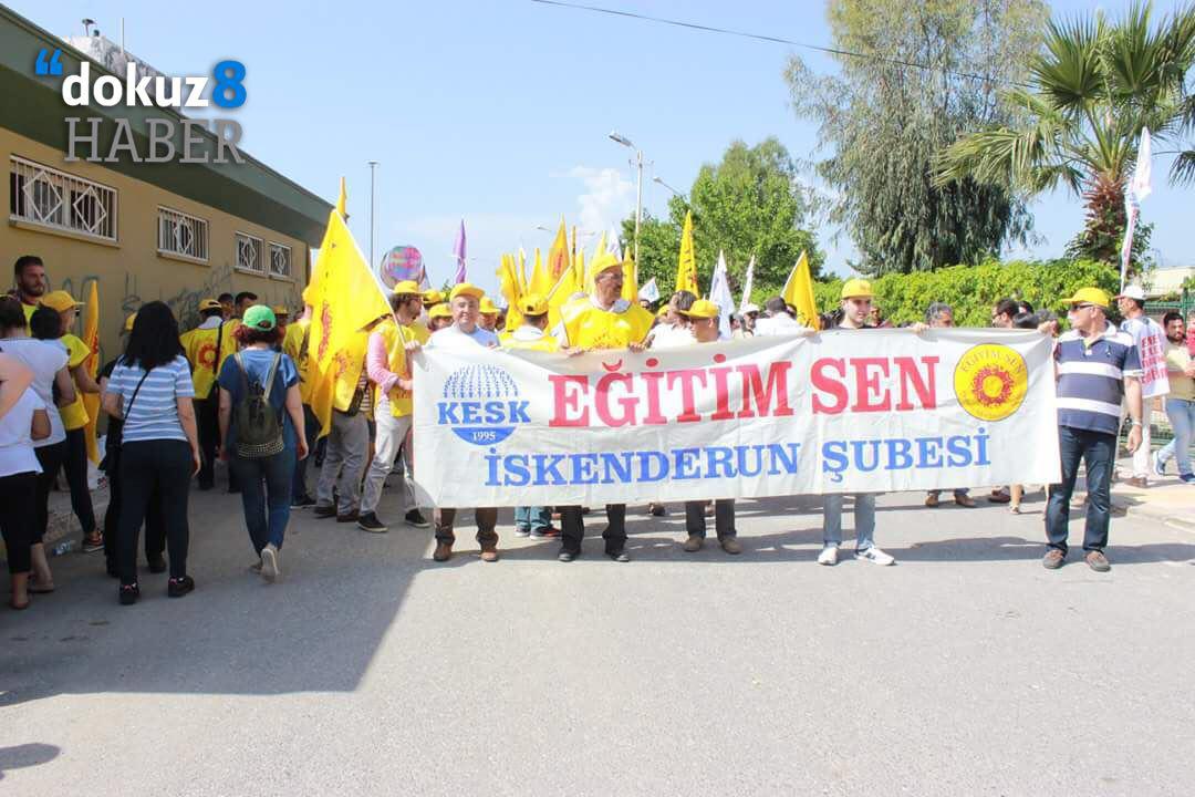 dokuz8haber's tweet photo. #1M18 👷🏾♀️ | İşçiler ve Emekçiler İskenderun'da 1 Mayıs'ı kutladı. İşçi sınıfının, emekçilerin birlik mücadele ve dayanışma günü 1 Mayıs'ın kutlandığı açıklamada "Gelecek emekçilerin, gelecek namuslu insanların, gelecek barış isteyenlerin" denildi.
#dokuz8/Medine Yayman https://t.co/JjNsiVUAbW