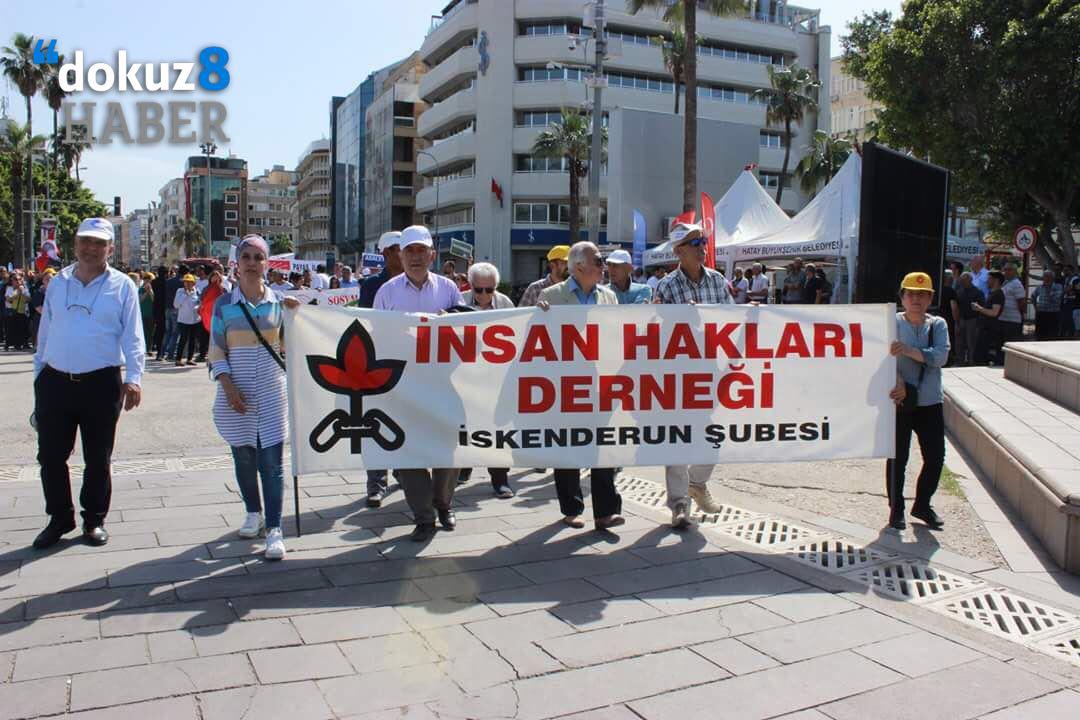 dokuz8haber's tweet photo. #1M18 👷🏾♀️ | İşçiler ve Emekçiler İskenderun'da 1 Mayıs'ı kutladı. İşçi sınıfının, emekçilerin birlik mücadele ve dayanışma günü 1 Mayıs'ın kutlandığı açıklamada "Gelecek emekçilerin, gelecek namuslu insanların, gelecek barış isteyenlerin" denildi.
#dokuz8/Medine Yayman https://t.co/JjNsiVUAbW