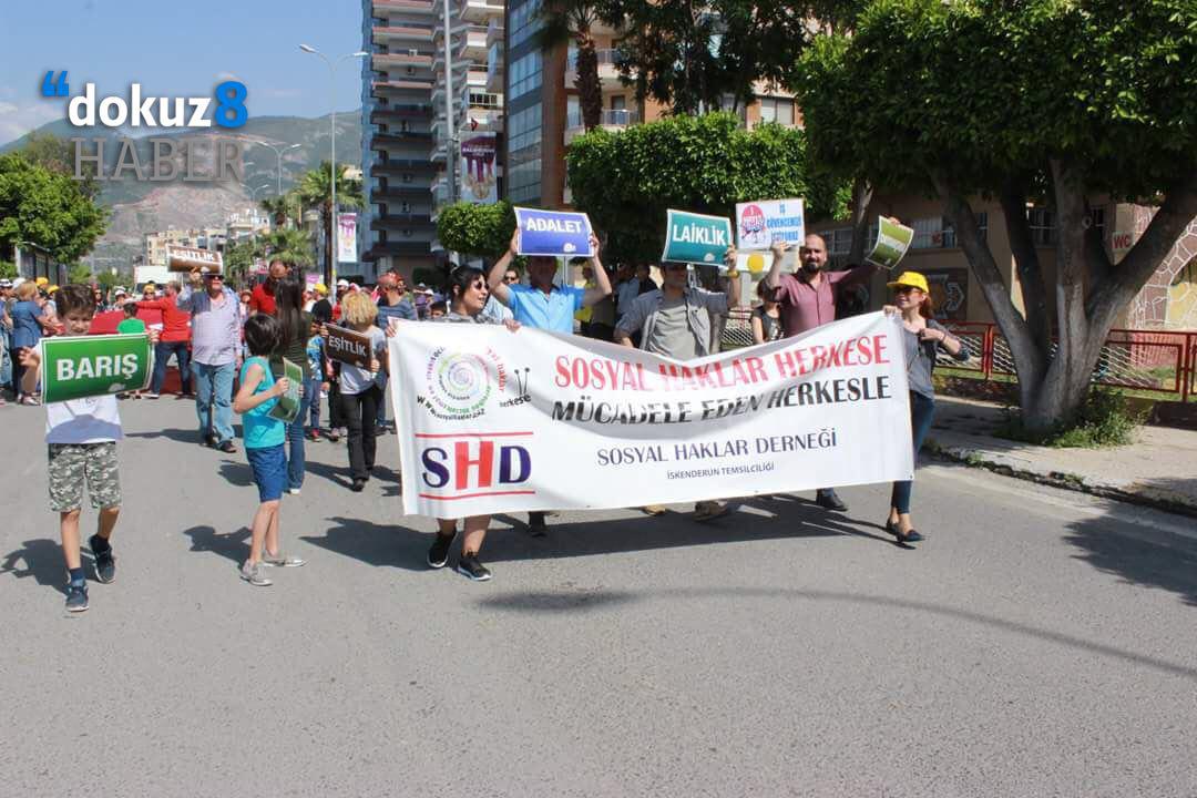dokuz8haber's tweet photo. #1M18 👷🏾♀️ | İşçiler ve Emekçiler İskenderun'da 1 Mayıs'ı kutladı. İşçi sınıfının, emekçilerin birlik mücadele ve dayanışma günü 1 Mayıs'ın kutlandığı açıklamada "Gelecek emekçilerin, gelecek namuslu insanların, gelecek barış isteyenlerin" denildi.
#dokuz8/Medine Yayman https://t.co/JjNsiVUAbW