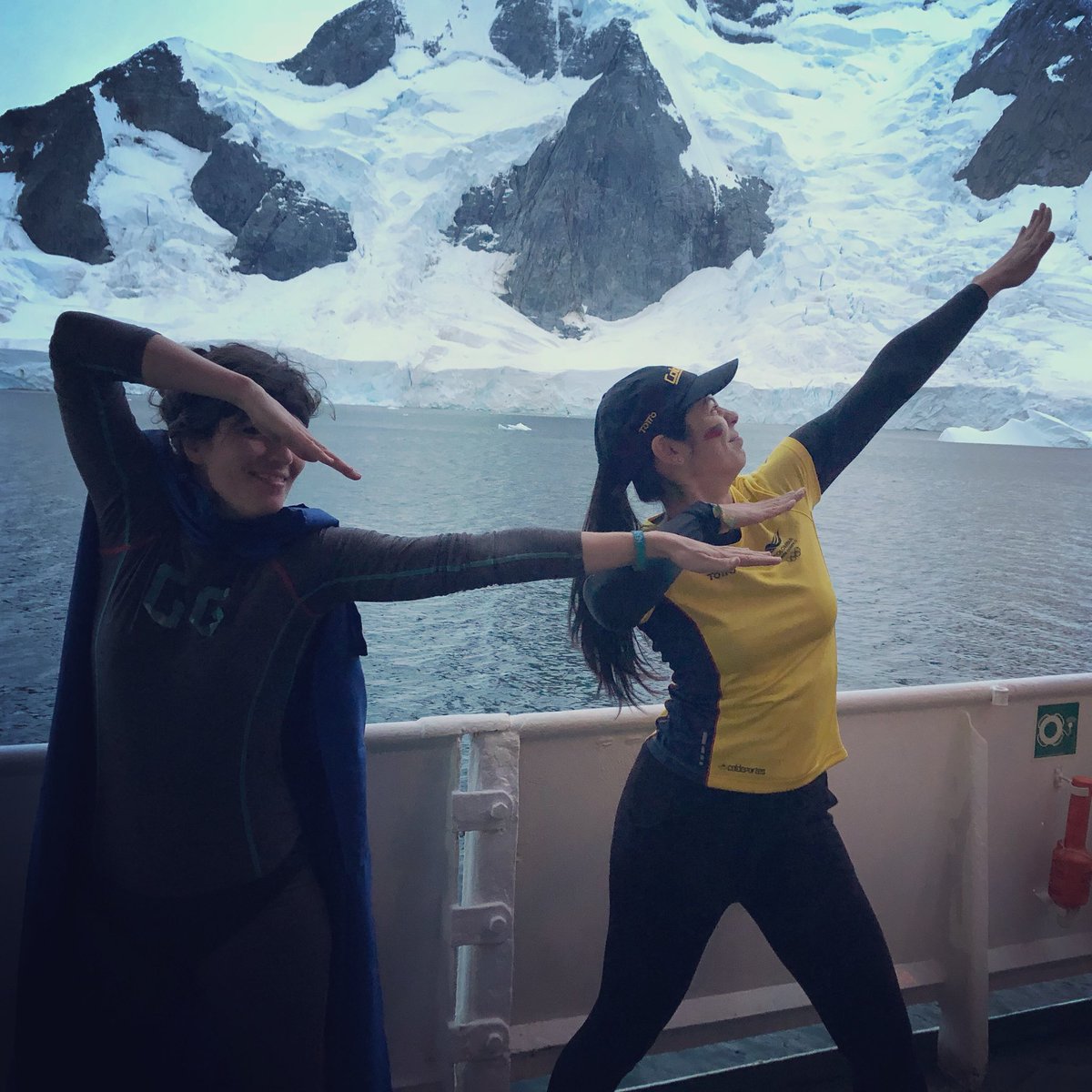 pateguerrero's tweet photo. #diariodevalientes 
Work hard, play hard!
Junto a una de mis heroínas favoritas, oceanógrafa española, doctora en ecología y lo mejor, un gran persona de risa fácil y ojitos sinceros: @anapayo
#shotiniphone #TOTTOxElMundo #antarctica @usainbolt #girlpower #colombia #spain https://t.co/FpV8XyOSKx