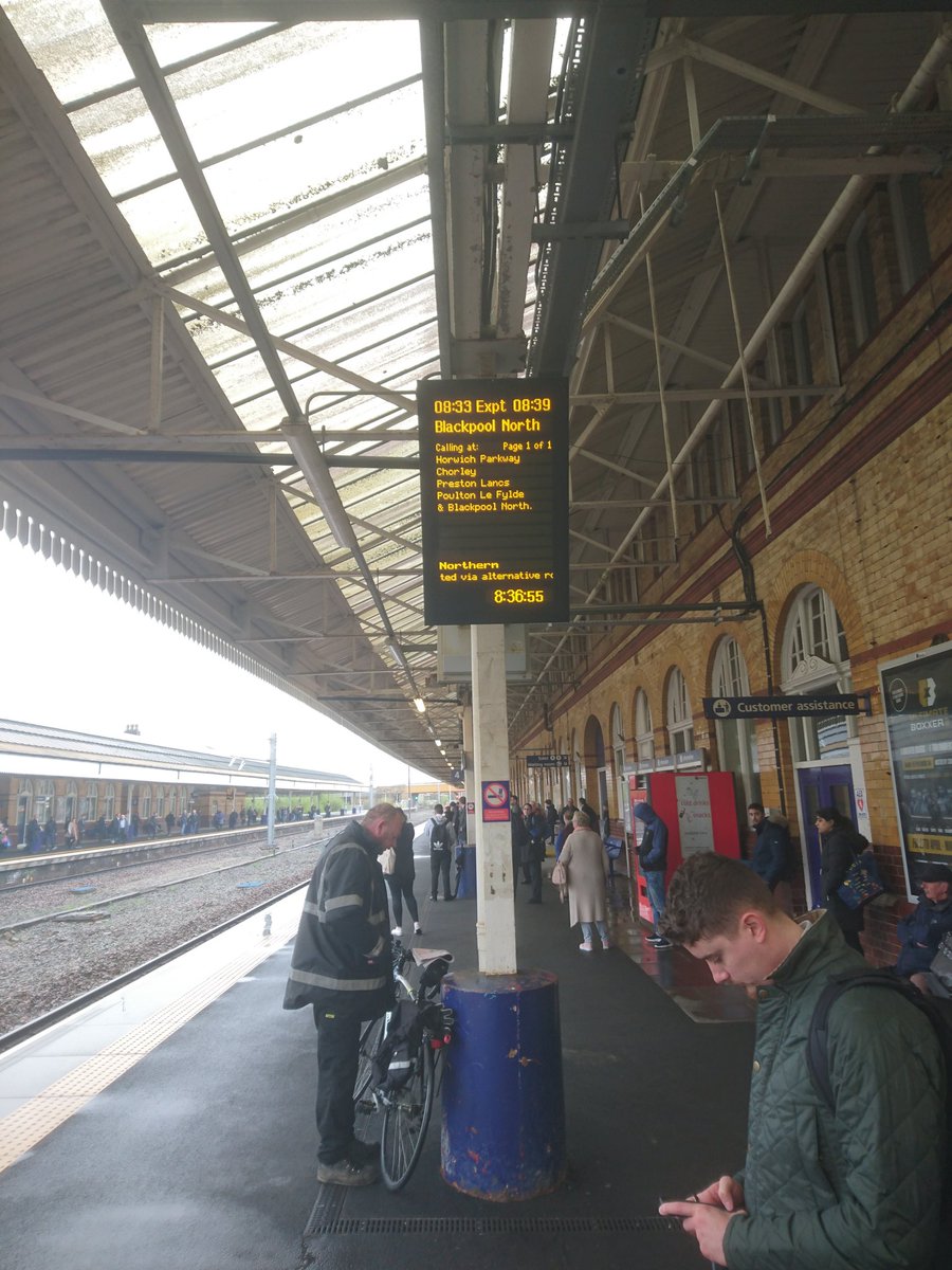 ComicbookOCD's tweet photo. @northernassist looks like I'm going to be late for work...can't even get a coffee to cheer myself up! 

#NorthernFail https://t.co/O7Zbsw1PtS