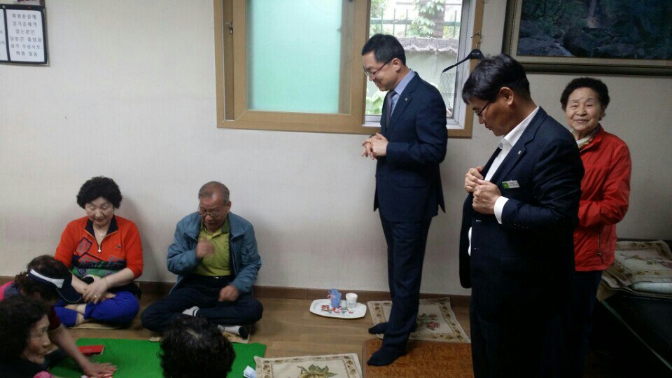 #성남시 김옥인 중원구청장님께서 상대원1동 선경경로당과 우정경로당을 방문하여 어르신들과 즐거운 만남의 시간을 가지셨습니다!
어르신들의 이야기와 애로사항도 들으며 서로 소통하는
뜻깊은 시간이었습니다😍

언제나 소통하는 
#중원구
#상대원1동