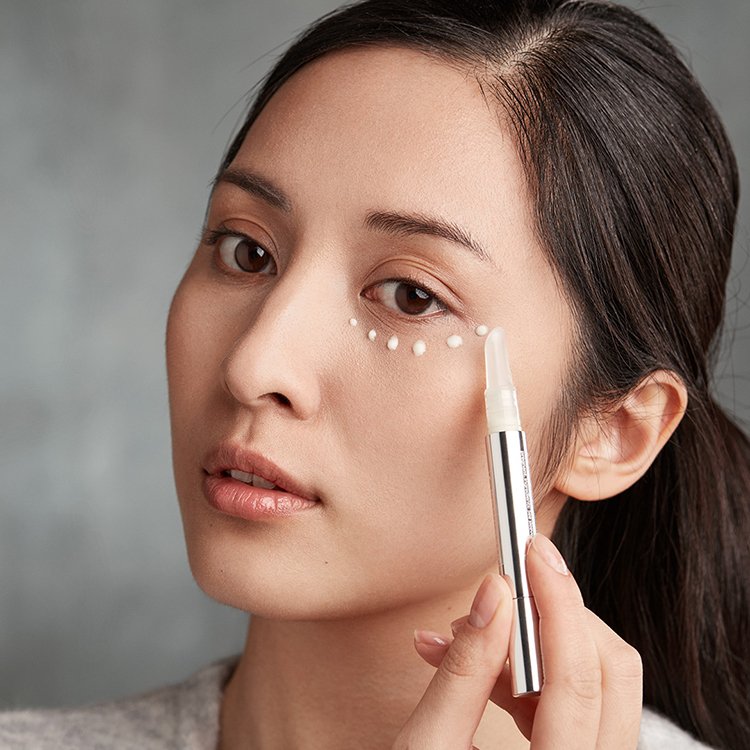 Medik8_es's tweet photo. Después de limpiar el rostro por la #noche, utiliza el aplicador para masajear una pequeña cantidad de Rejuvenating Eye Serum (6 clics por ojo) en el contorno de ojo. #skincare #cosmetics #medik8 https://t.co/WgDemO6kjb