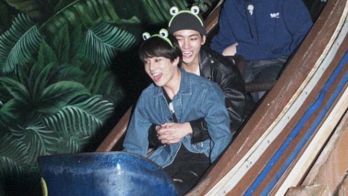 LOVE IS MUTUAL.TAEKOOK is really out there enjoying the little amount of freedom they've got before FAKE LOVE  #vkook  #kookv #taekook 