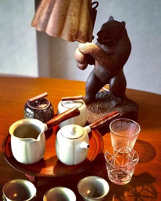クマのお茶会

#finland?? #sweden?? #太田修嗣 さんの漆のお盆  #金瓜壺茶具組 台湾  #辻和美 さんのグラス 
木彫りのものとガラスと陶器がすきで、並んでいるのを見るとうっとりします https://t.co/PH3FZ2iHu2 
