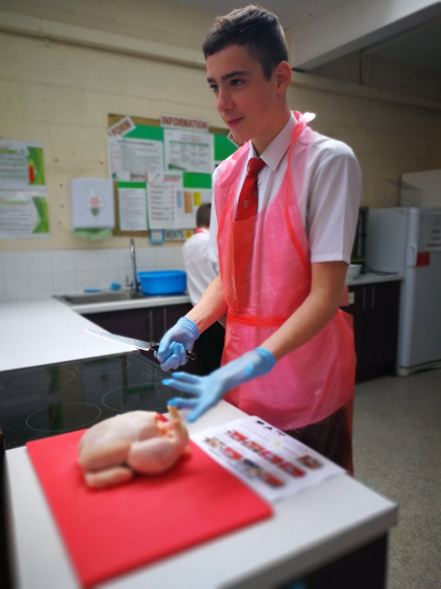 sandbachDTfood's tweet image. #chickendinner #portioning chickens! #alotoffun and #alotoflearning!
Well done year 9!